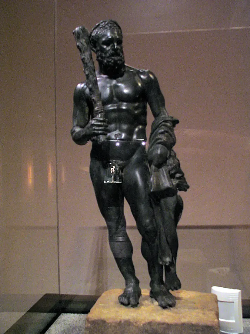 Het Romeinse bronzen beeld van Herakles in het Archeologisch Museum van Alanya