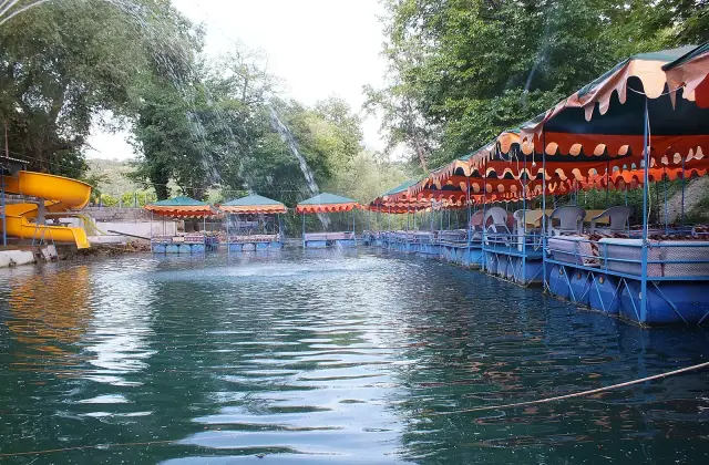 Restaurants op vlonders boven het heldere water van de Dim Çayı