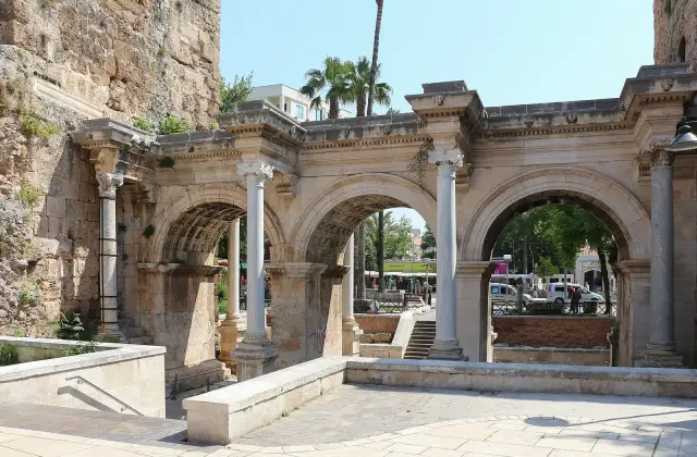 De drie marmeren bogen van de Hadrianuspoort in Antalya met Korinthische zuilen