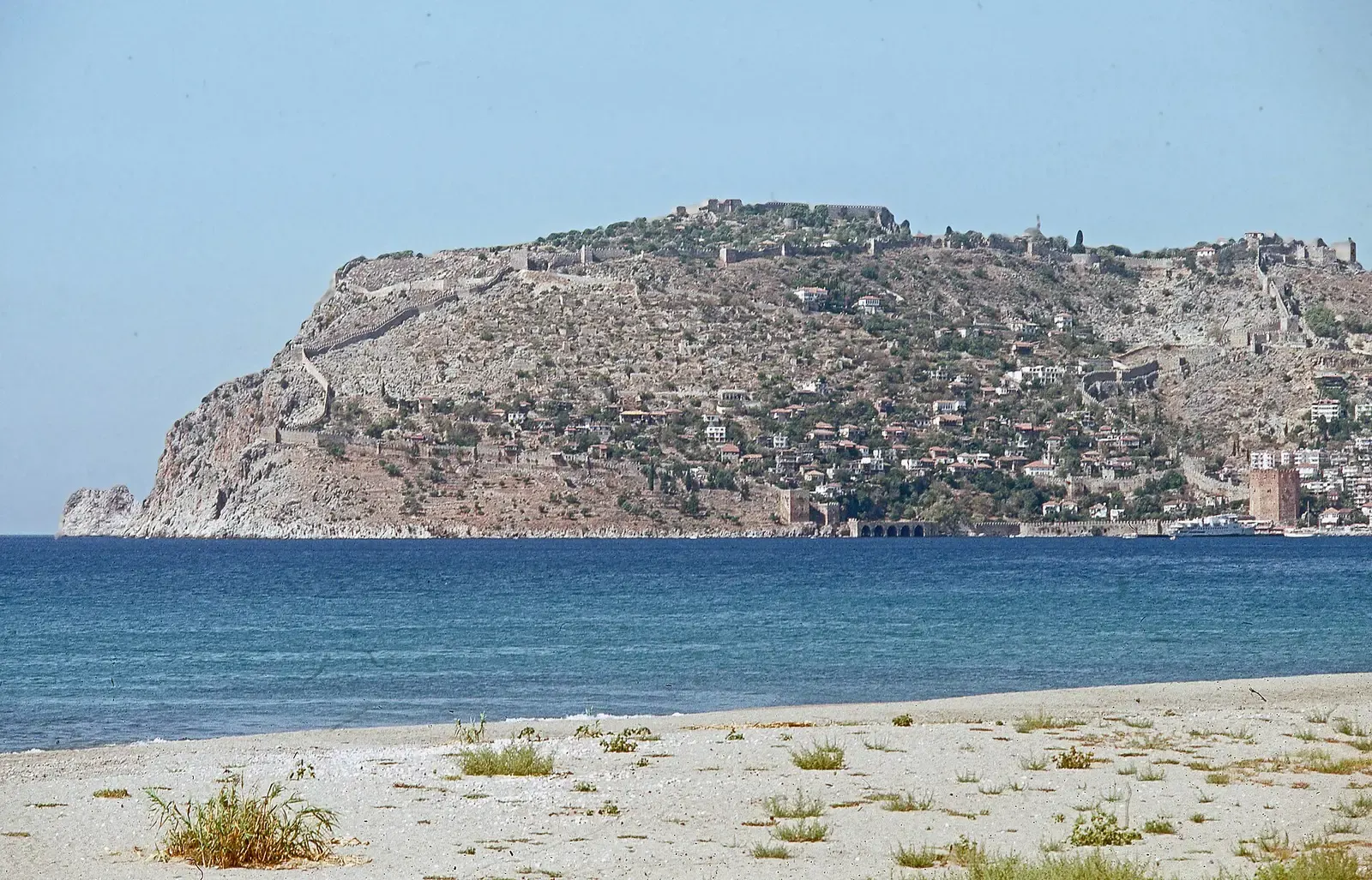 Het hele schiereiland met het kasteel van Alanya gezien vanaf het strand ten oosten