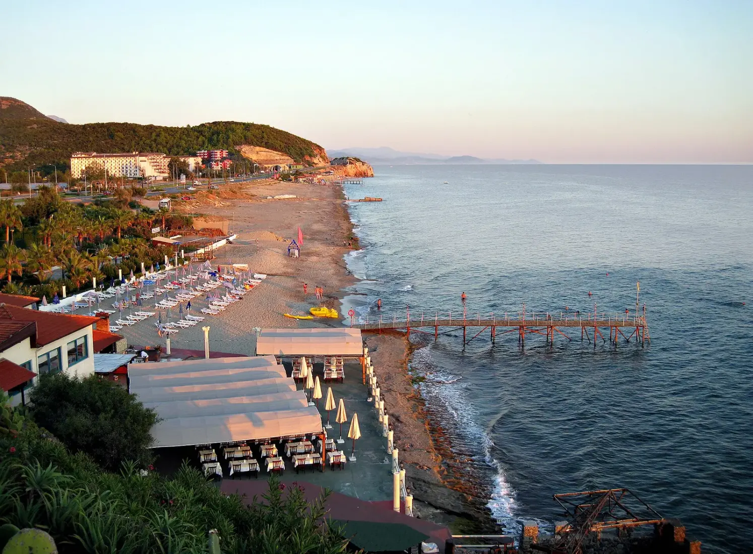 Het strand van Konaklı met steigers in het zachte avondlicht