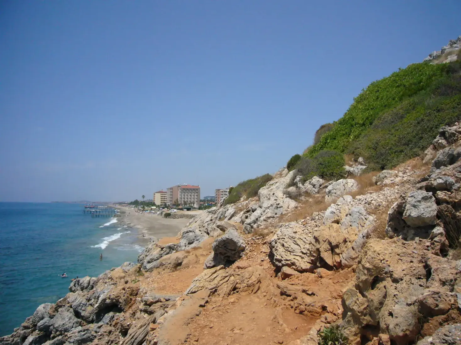 Rotsige kust bij Konaklı met uitzicht over het strand richting Alanya