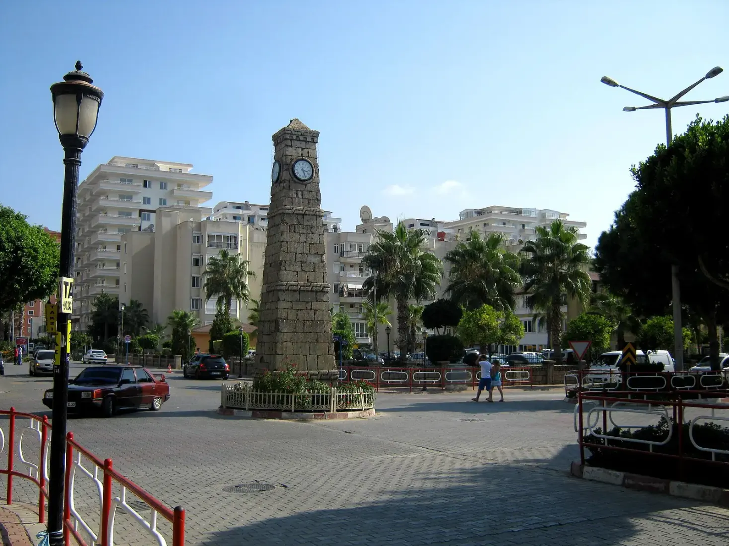 De klokkentoren aan de Menderes-boulevard in het centrum van Mahmutlar