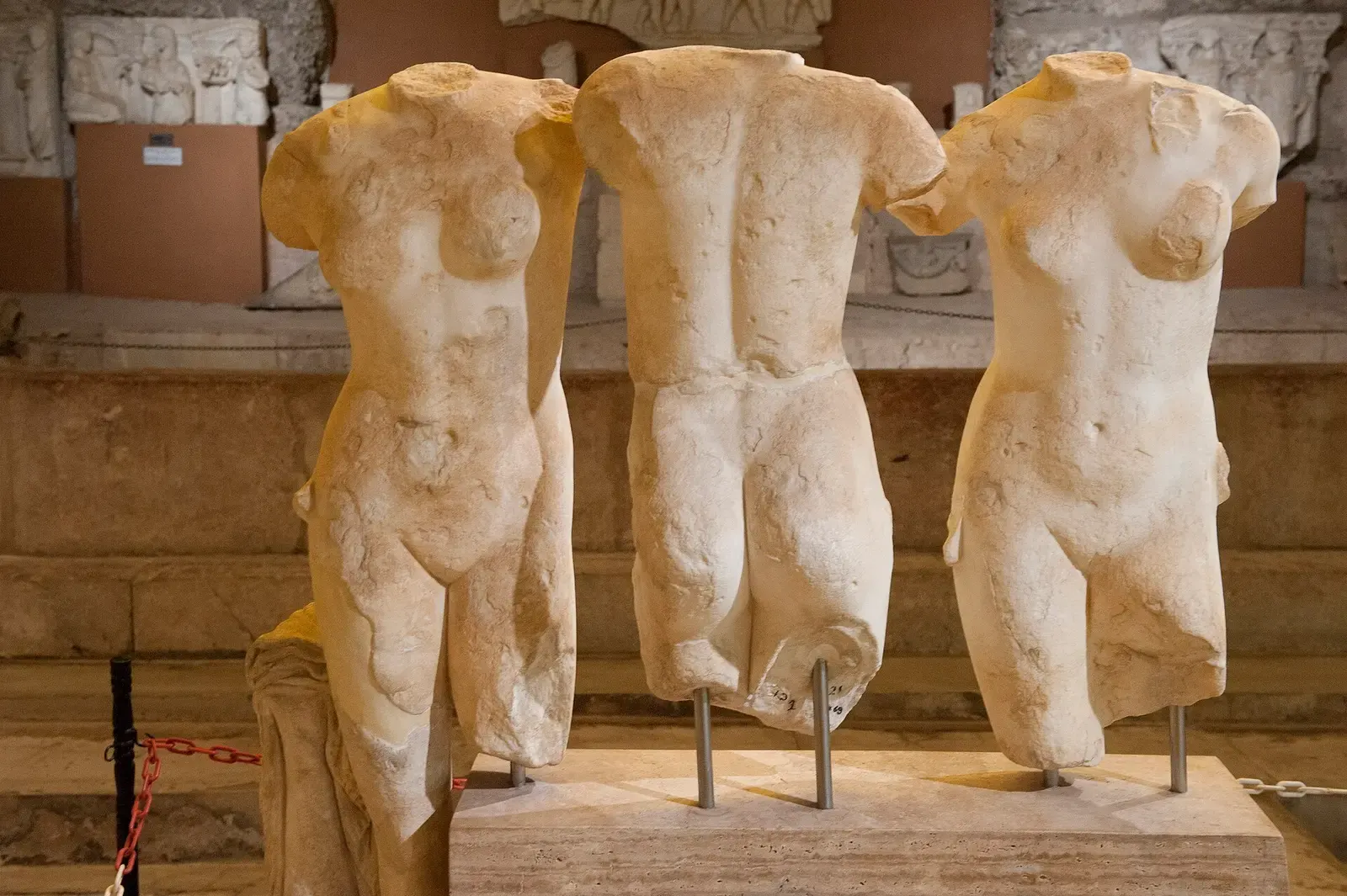 Het marmeren beeld van de Drie Gratiën in het Museum van Side