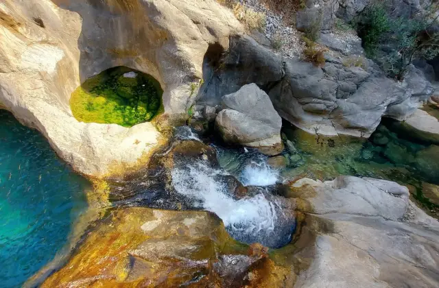 Turquoise poelen en uitgesleten rotsen in de Sapadere kloof