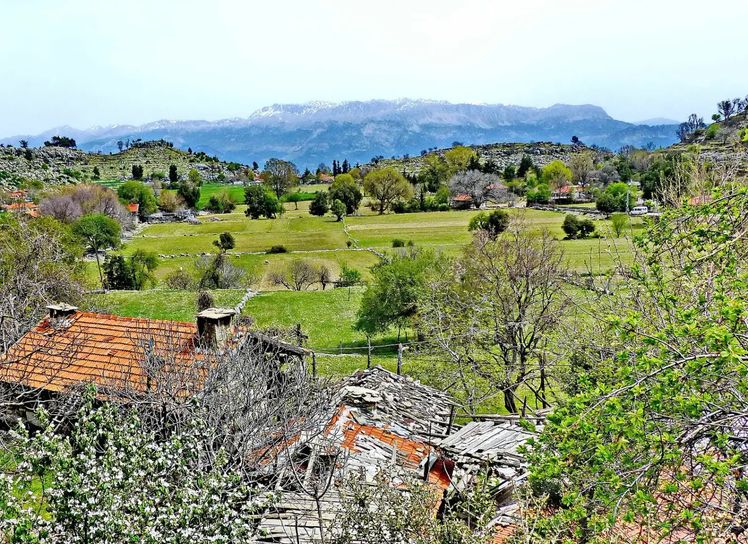 Uitzicht vanuit het dorp bij Selge over velden naar de Dedegöl-bergen