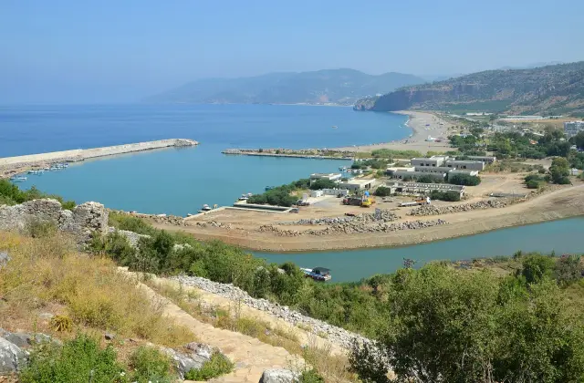 De haven van Gazipaşa en de monding van de rivier gezien vanaf de akropolis van Selinus