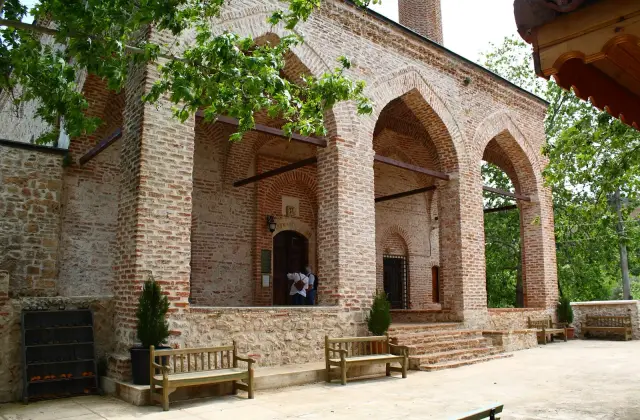 De bakstenen voorhal met spitsbogen van de Süleymaniye-moskee op de kasteelheuvel van Alanya