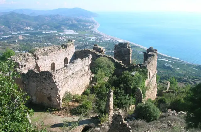 Ruïnes van Syedra hoog op de berg met uitzicht over de kust en de zee ten oosten van Alanya