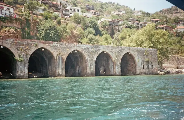 De vijf spitsbogen van de Seltsjoekse scheepswerf van Alanya direct aan het heldere water