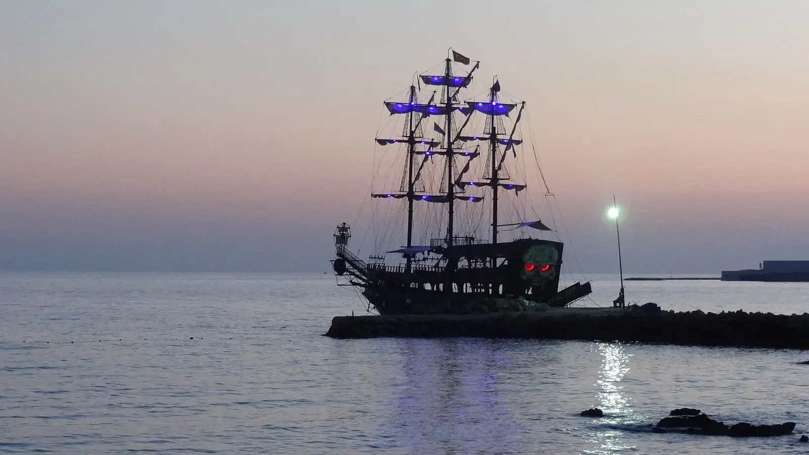 Een piratenboot aan de pier van Türkler in de schemering