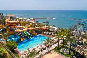 Panoramisch uitzicht op het aquapark van Long Beach Alanya met de zee op de achtergrond.