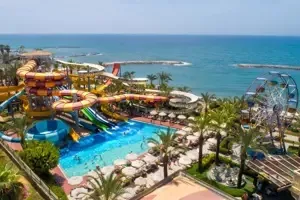 Panoramisch uitzicht op het aquapark van Long Beach Alanya met de zee op de achtergrond.