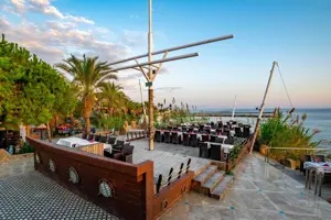 Buitenlocatie bij Long Beach Alanya met zeezicht en opstelling voor een ceremonie of evenement.