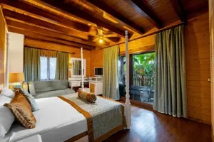 Bungalowkamer in Long Beach Alanya met houten interieur en warme verlichting.