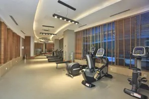 Fitnessruimte in Long Beach Alanya met cardioapparaten.