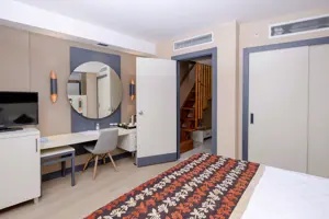 Hotelkamer in Long Beach Alanya met entree, kaptafel en spiegel.