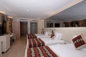 Hotelkamer in Long Beach Alanya met twee tweepersoonsbedden.