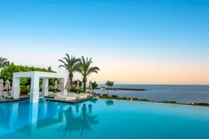 Infinity pool van Long Beach Alanya met uitzicht op zee.
