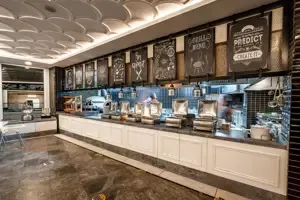 Patisserie of buffetgedeelte in Long Beach Alanya met toonbank en zitplekken.