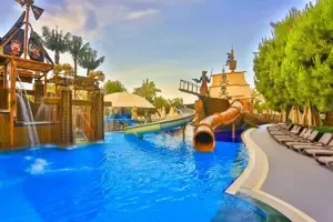 Kinderbad in Long Beach Alanya met een piratenschip en glijbanen.