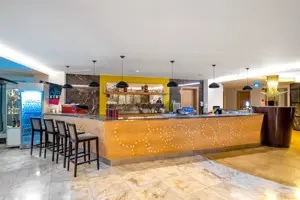 Bar in Long Beach Alanya met zitplaatsen en drankcounter.