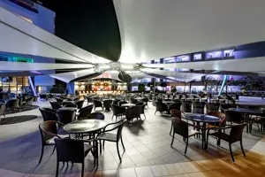 Rooftop restaurant of bar in Long Beach Alanya in de avond.