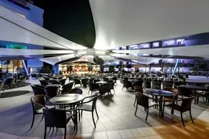 Rooftop restaurant of bar in Long Beach Alanya in de avond.