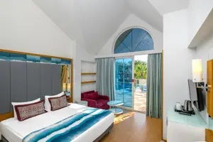 Suite in Long Beach Alanya met boograam, zitbank en licht interieur.