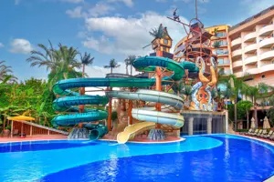 Waterpark van Long Beach Alanya met glijbanen en een thematisch kasteel.
